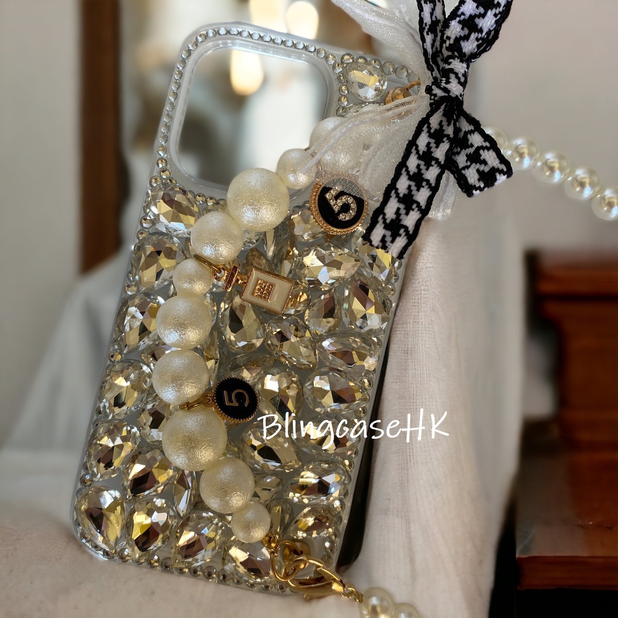 Purely handmade│Rhinestone crystal pearl bracelet iPhone / Samsung mobile phone case 